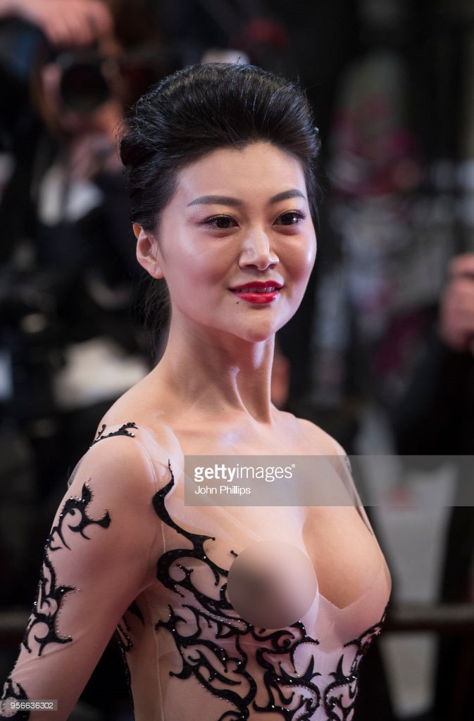 Mỹ nhân vô danh Trung Quốc lộ nhũ hoa, mặc Long bào bắt chước Phạm Băng Băng tại Cannes 2018